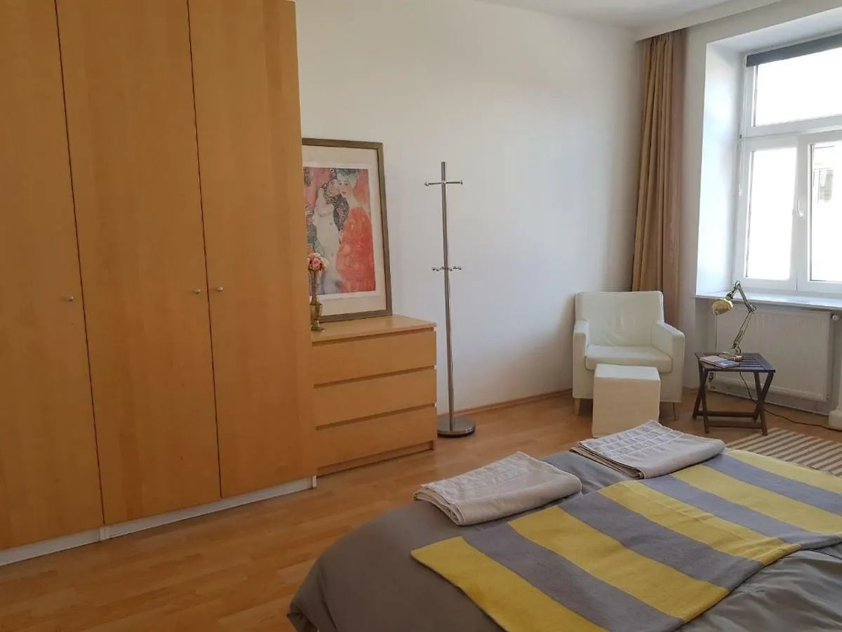Schubert Park Apartment near Volksopera Wien